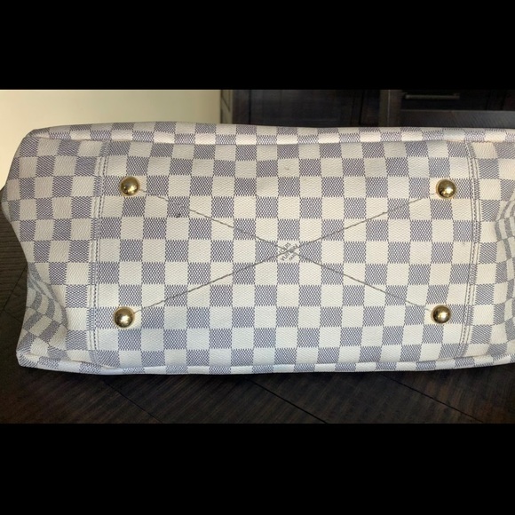 Louis Vuitton Purse - Picture 3 of 9